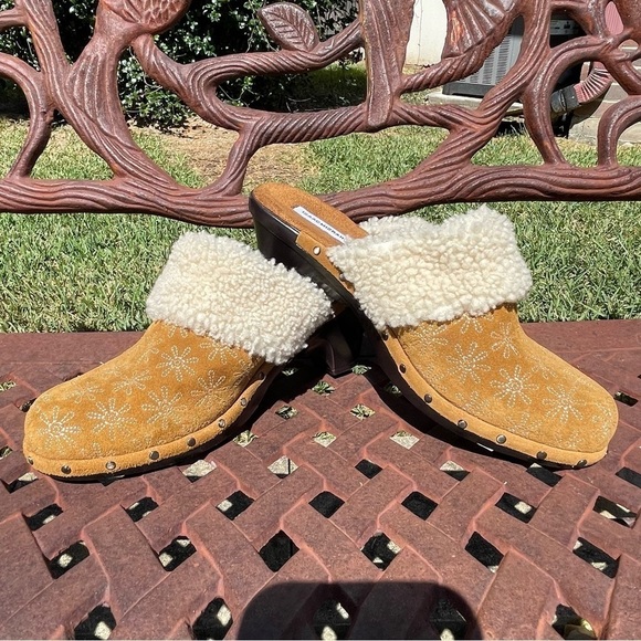 ISAAC Mizrahi Live Shearling Collar Suede Leather Embroidered Clogs - Picture 9 of 14